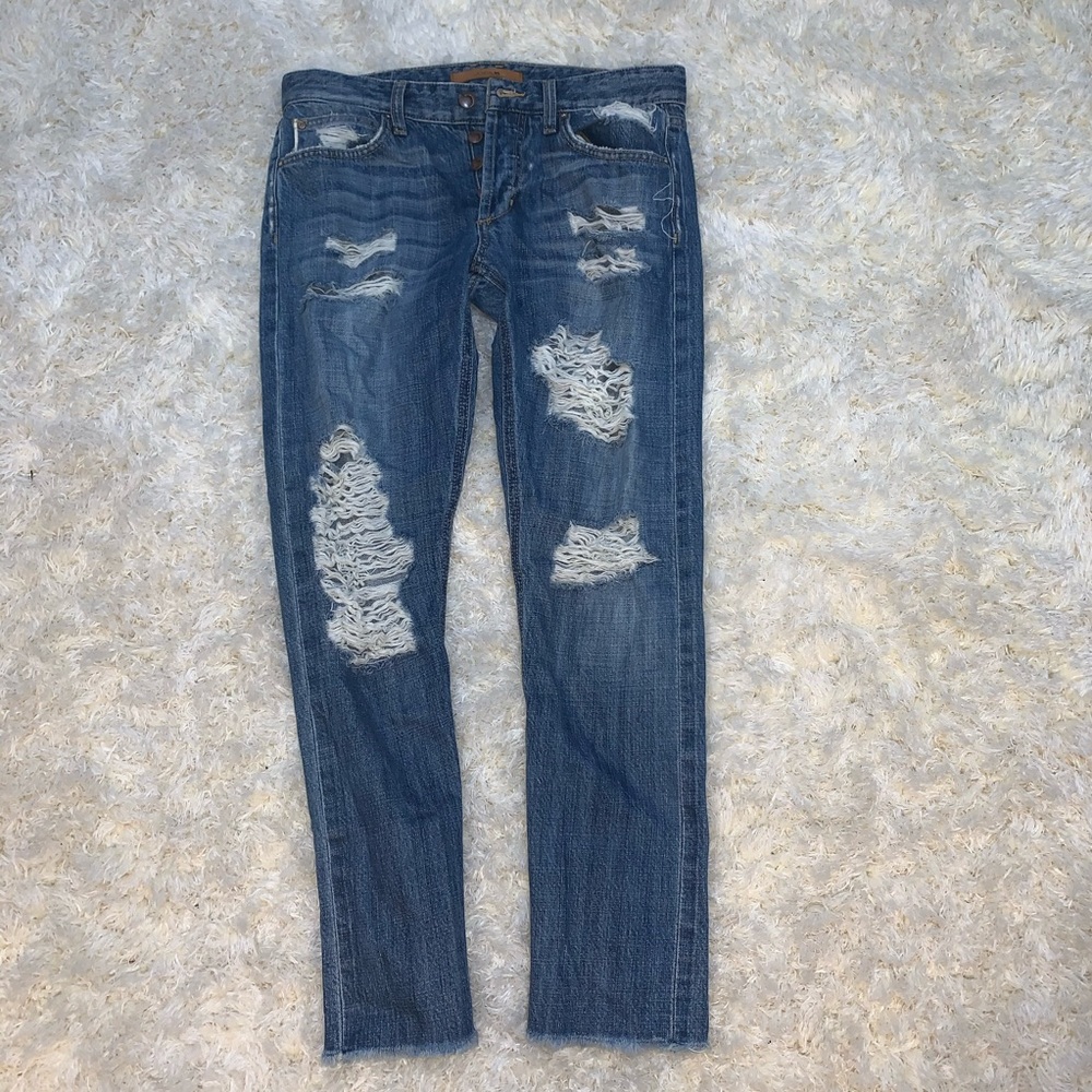 Low waisted ripped jeans💙